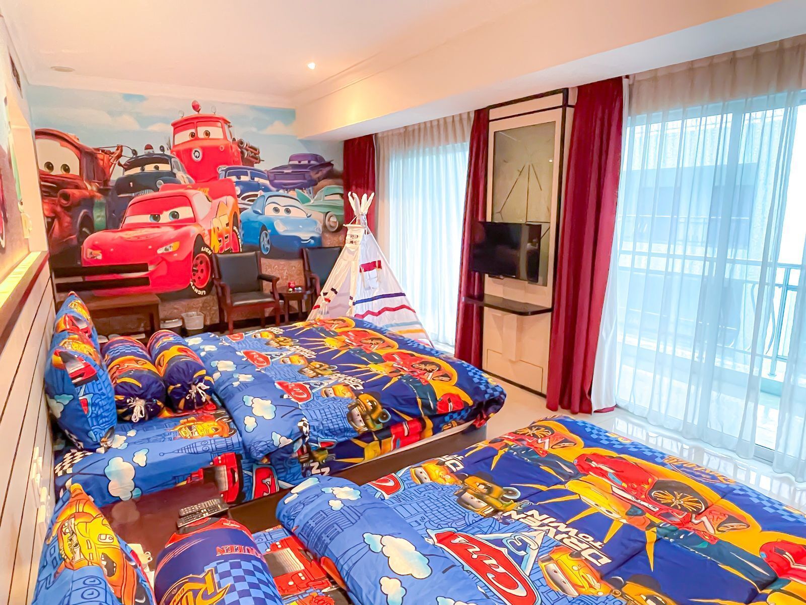 Cars Kids Room | Minibar, in-room safe, desk, soundproofing
