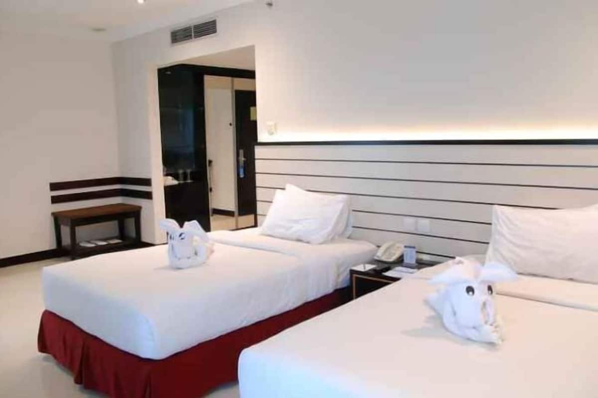 1 chambre, minibar, coffres-forts dans les chambres, bureau