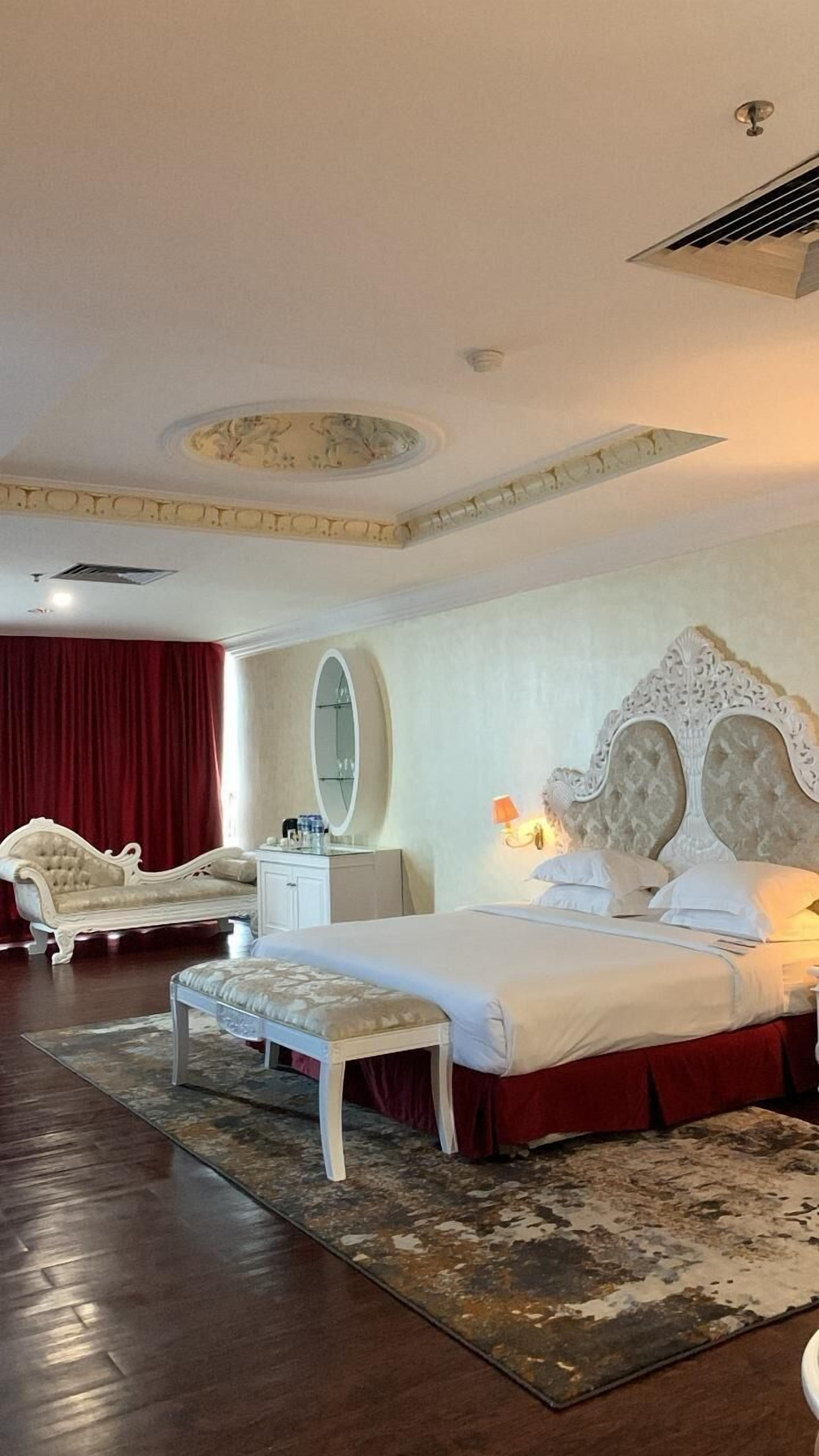 President Suite | Minibar, in-room safe, desk, soundproofing