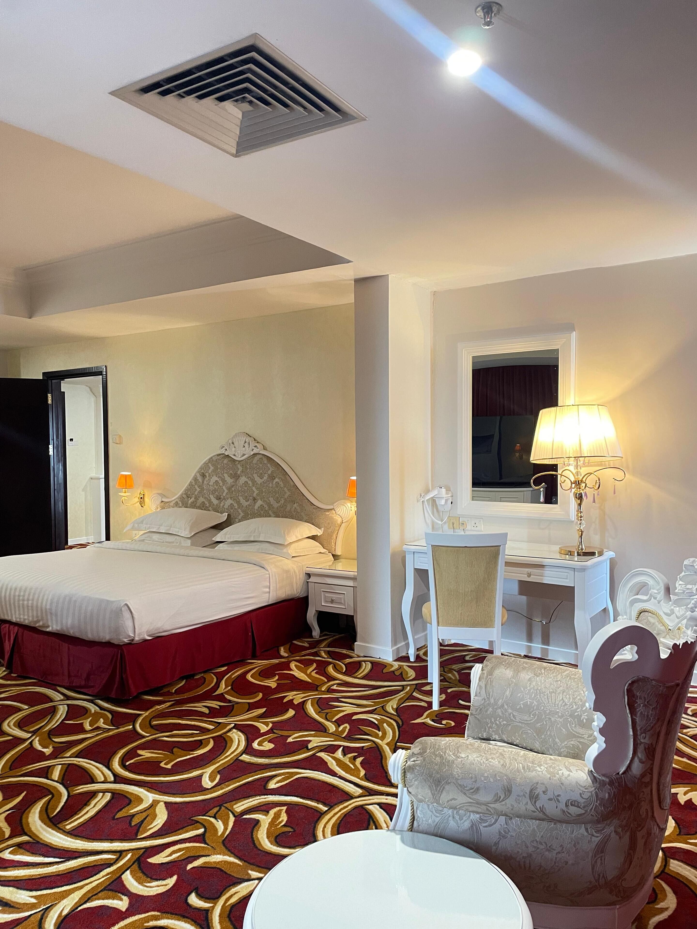 Palace Suite | Minibar, in-room safe, desk, soundproofing