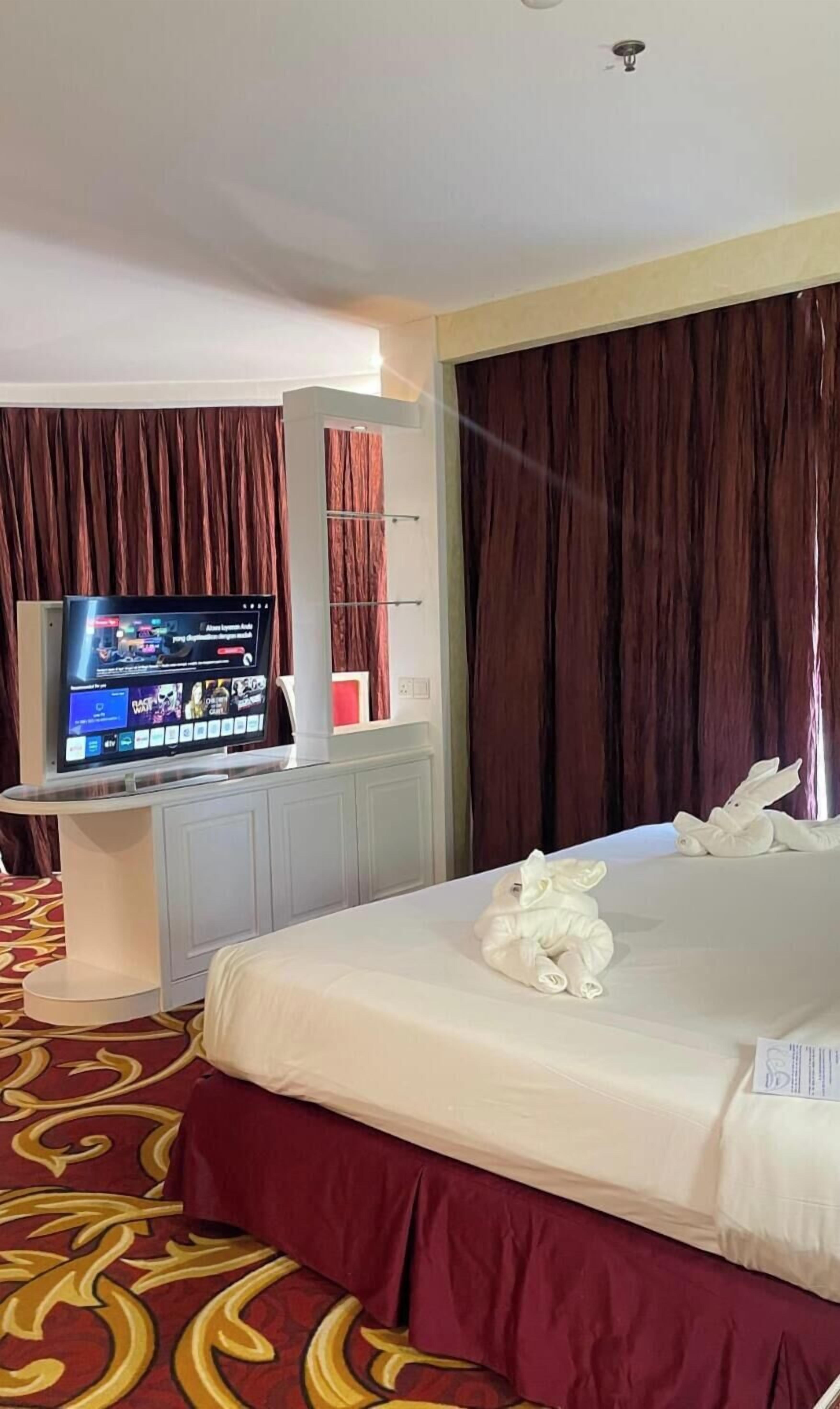 Pacific Suite | Bathroom | Hair dryer, slippers, towels