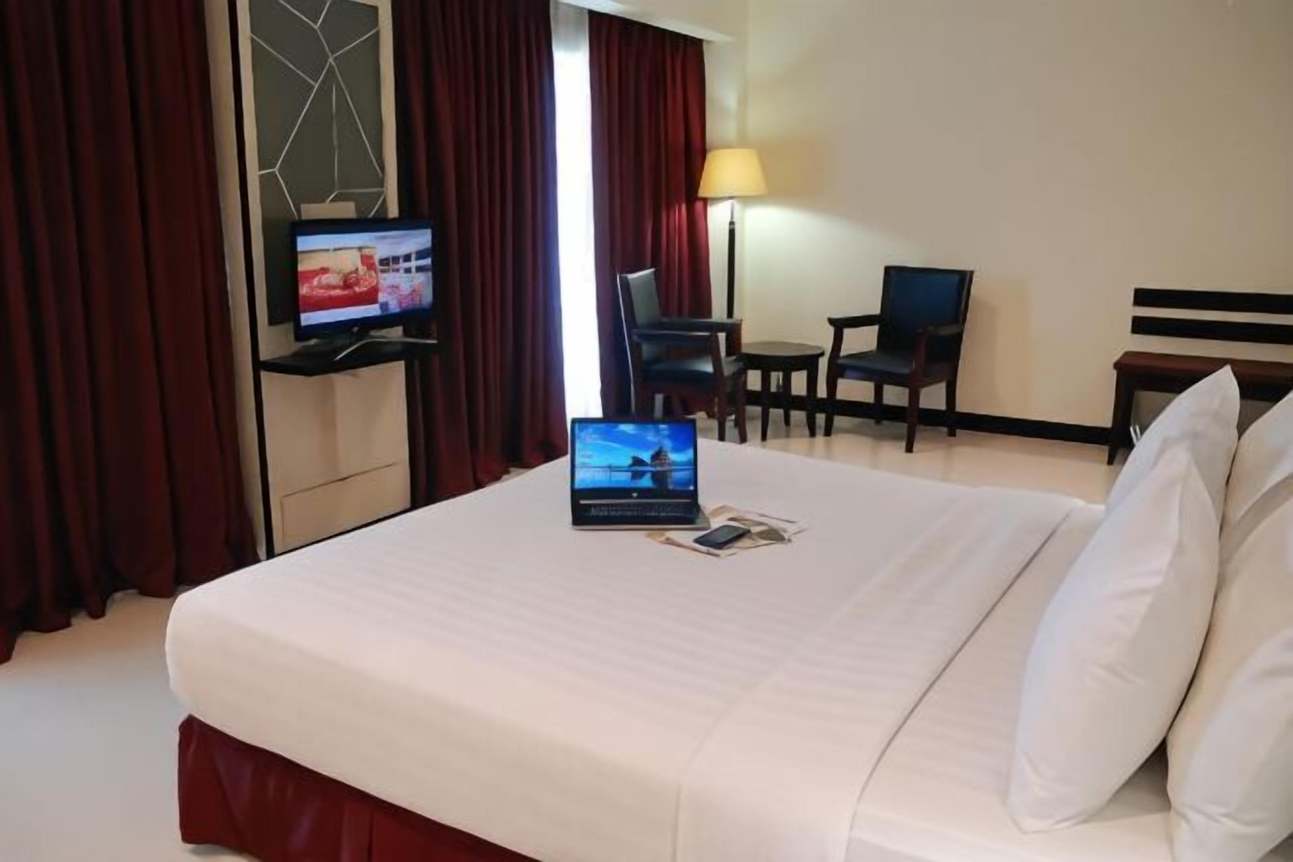 Een minibar, een kluis op de kamer, een bureau, geluiddichte muren