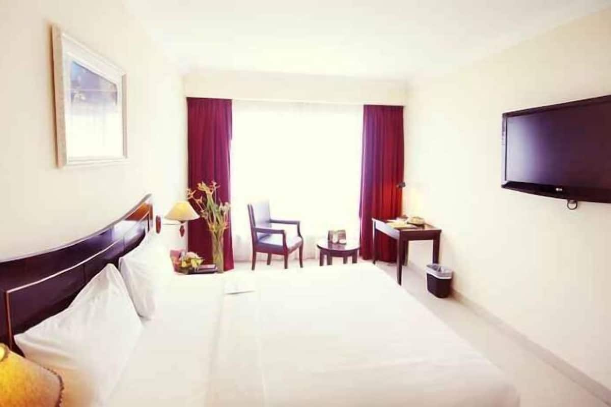 1 chambre, minibar, coffres-forts dans les chambres, bureau