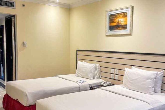 Minibar, safe på rommet, skrivebord og lydisolert