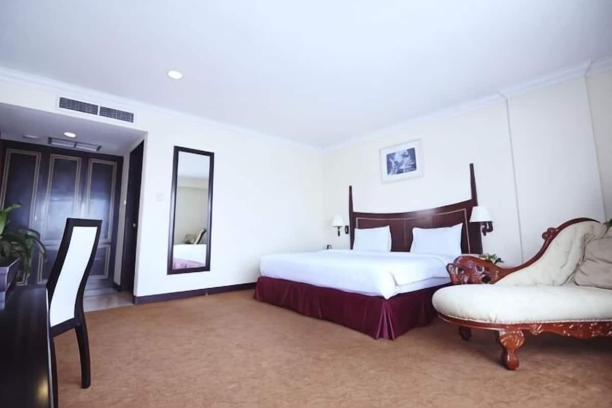 Minibar, in-room safe, desk, soundproofing