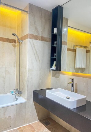 Chambre exécutive double | Minibar, coffre-fort, bureau, système d’insonorisation