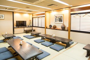Phục vụ bữa sáng, bữa trưa, bữa tối, món Nhật Bản 