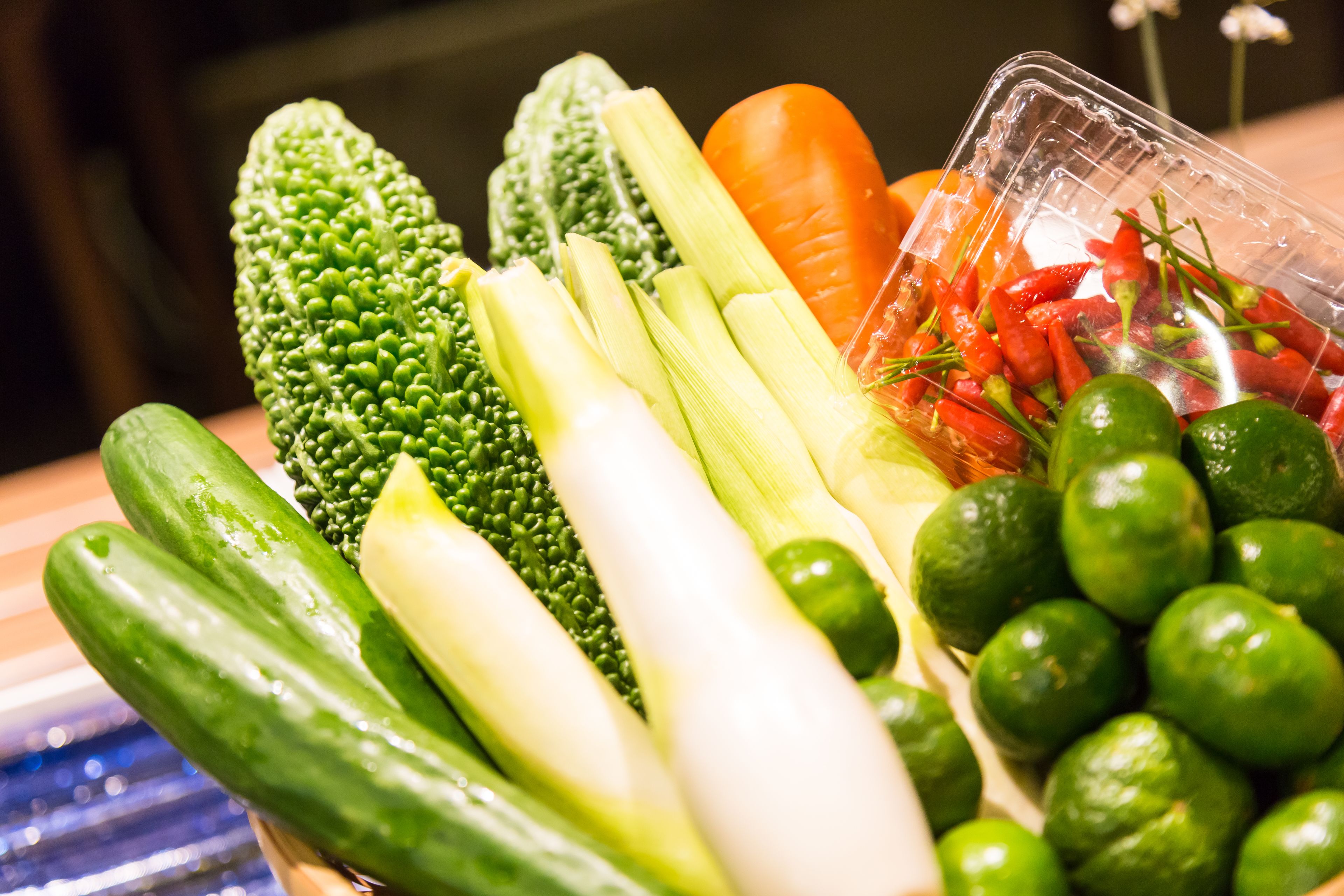 Variedad de verduras frescas, incluyendo pepinos, brócoli y tomates.