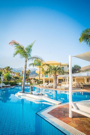 Seasonal outdoor pool, pool umbrellas, sun loungers - Parthenis Hotel & Suites (Hersonissos)