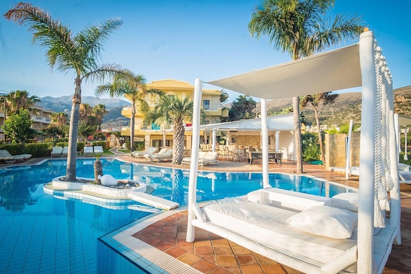 Seasonal outdoor pool, pool umbrellas, sun loungers
