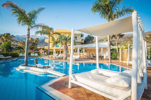 Piscine extérieure (ouverte en saison), parasols de plage