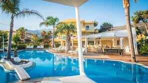 Seasonal outdoor pool, pool umbrellas, sun loungers - Parthenis Hotel & Suites (Hersonissos)