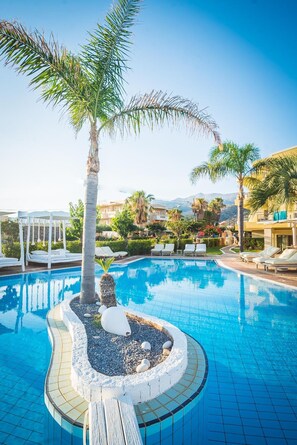 Seasonal outdoor pool, pool umbrellas, sun loungers - Parthenis Hotel & Suites (Hersonissos)