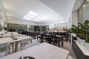 Desayuno a la carta diario (EUR 12 por persona)