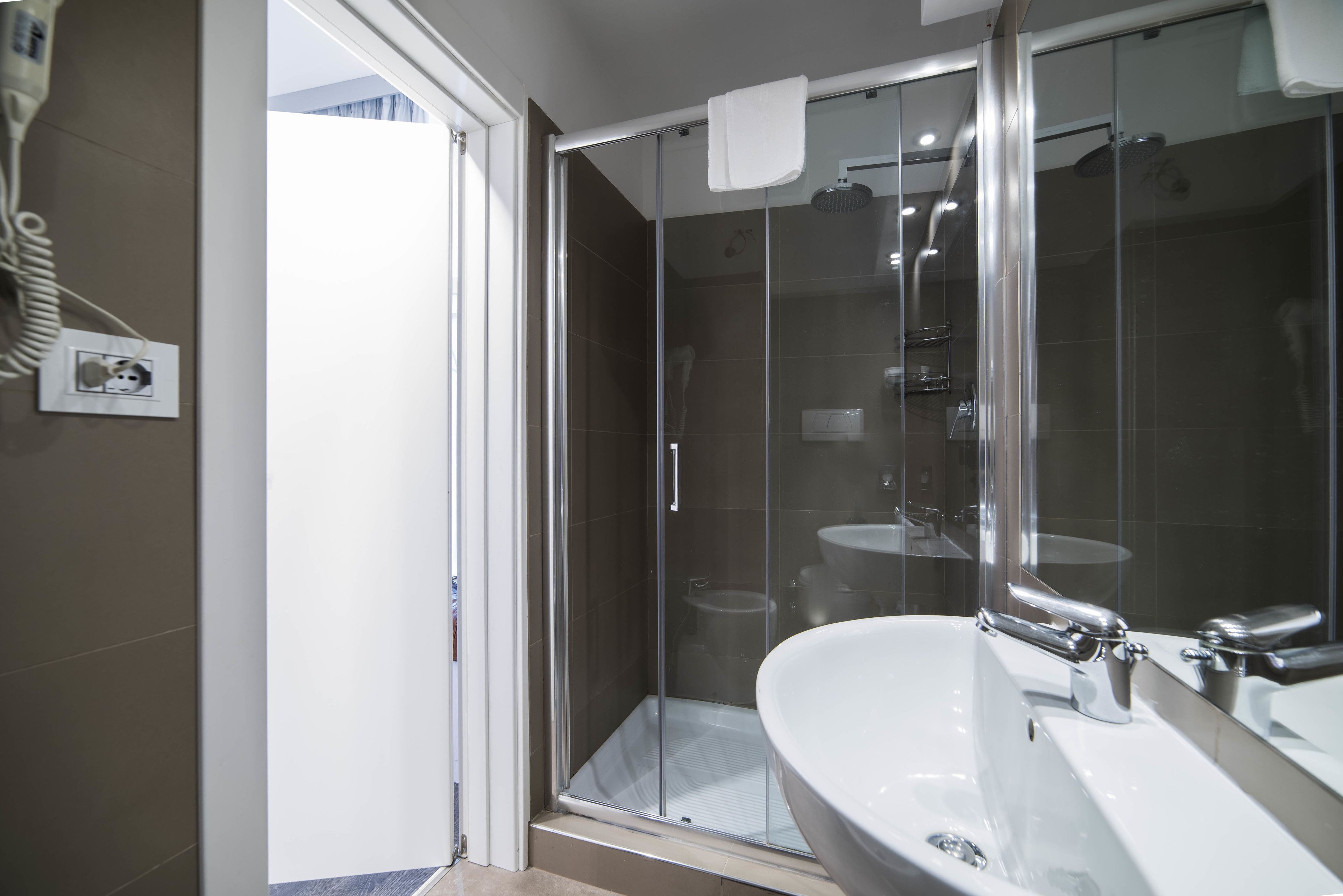 basic single room | bathroom | free toiletries, bidet, towels