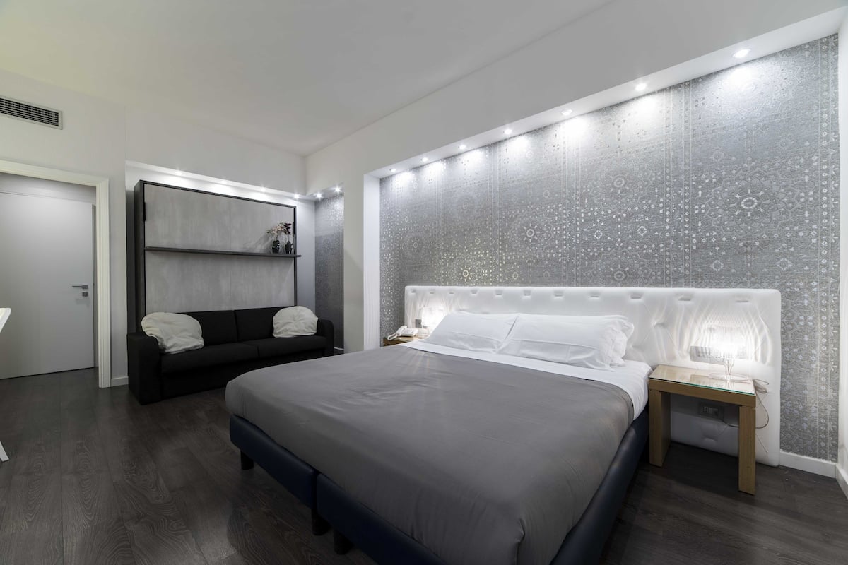 Deluxe Quadruple Room | Minibar, in-room safe, desk, blackout drapes