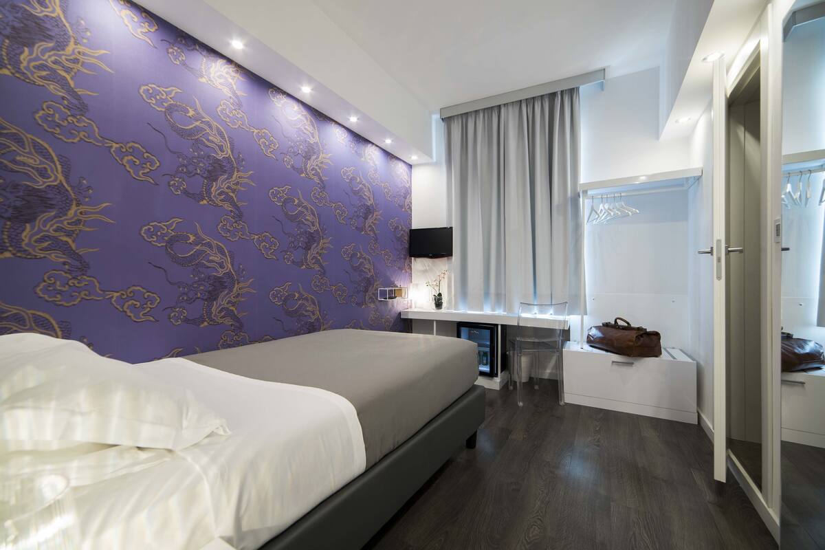 Basic Single Room | Minibar, in-room safe, desk, blackout drapes
