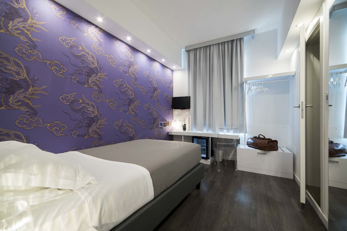 basic single room | minibar, in-room safe, desk, blackout curtains