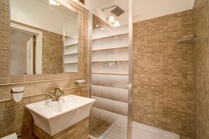 Honeymoon Suite, Jetted Tub | Bathroom - Navona Gallery Suites (Rome)