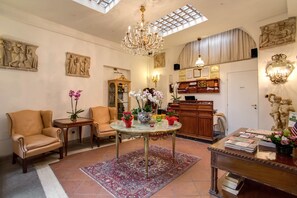 Lobby sitting area - Navona Gallery Suites (Rome)