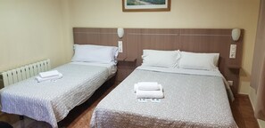 Basic Twin Room, 2 Single Beds | Down duvets, desk, blackout curtains, free cots/infant beds - Hotel Santa Ana (Elda)