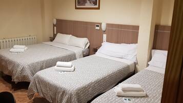 Chambre Triple | Couette en duvet d'oie, bureau, rideaux occultants, lits bébé (gratuits)