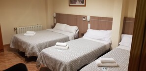 三人房 | 羽绒被、办公桌、遮光窗帘、免费婴儿床