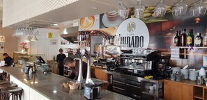 供应早餐、午餐和晚餐