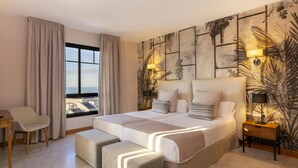 Un hotel moderno con una cama grande, un escritorio y vistas a la ciudad.