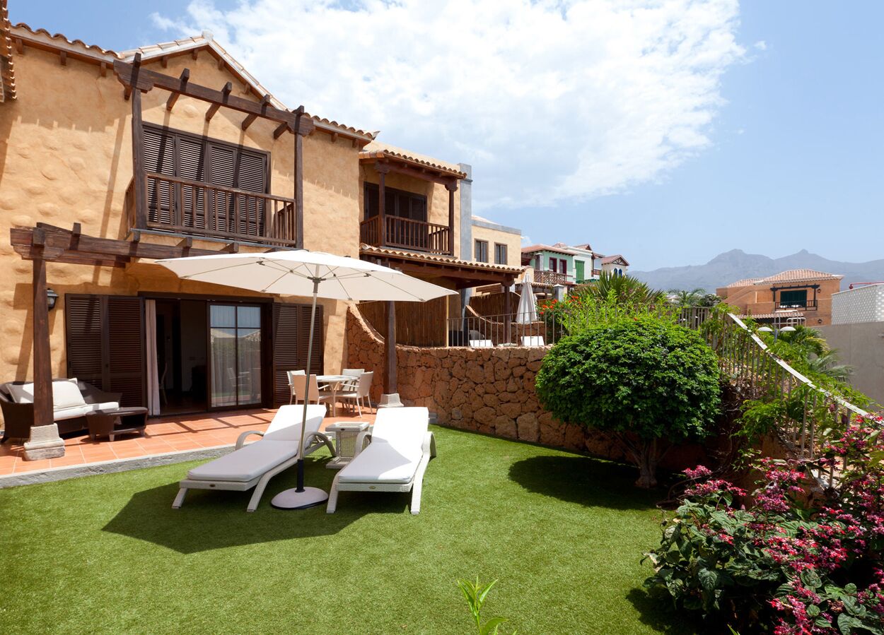 Une villa dotée d’un patio, de mobilier d’extérieur et offrant une vue sur les montagnes.