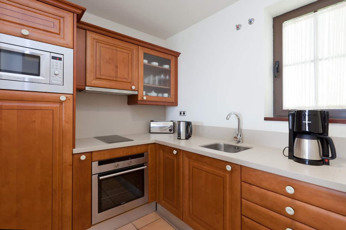 fridge, microwave, stovetop, coffee/tea maker