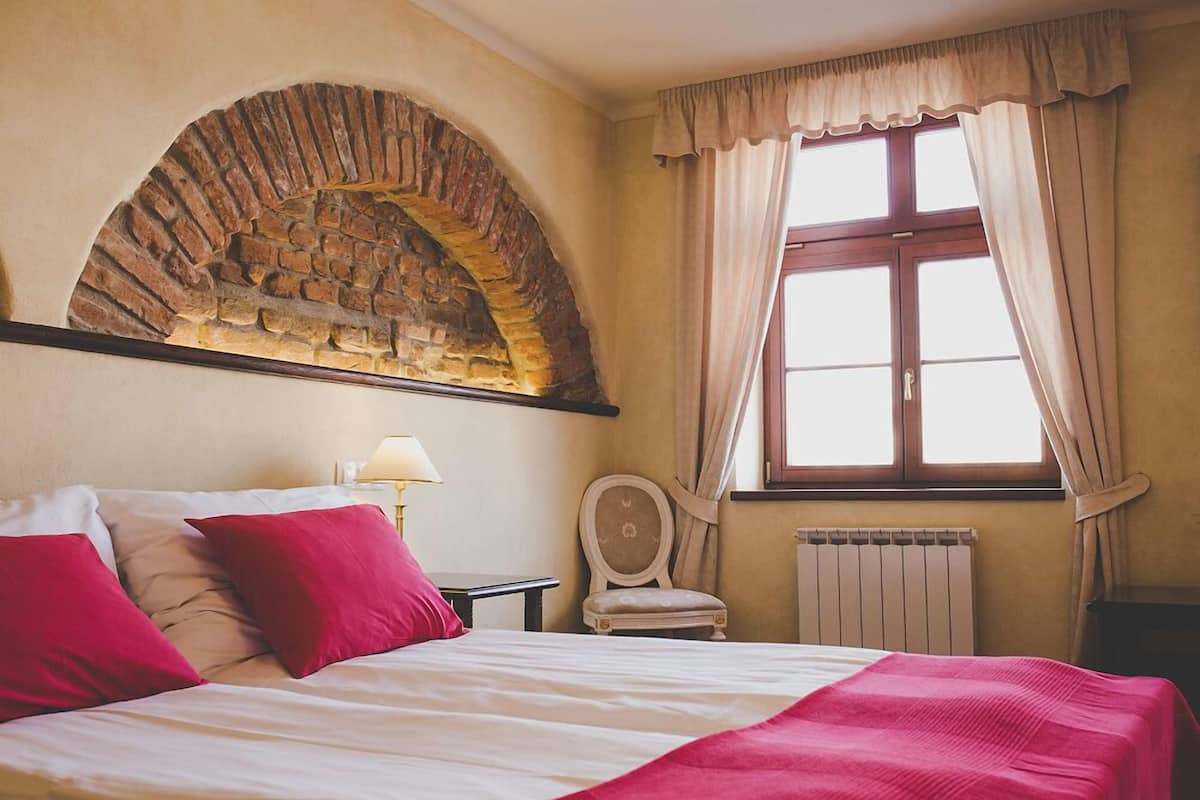 Executive Room, 1 Bedroom, Non Smoking, City View | Hypo-allergenic bedding available, soundproofing