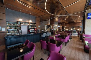 2 restaurants; breakfast, lunch, dinner and brunch served