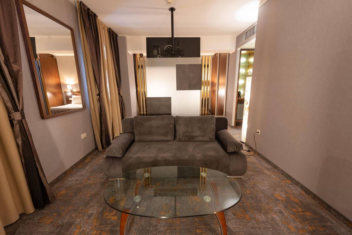 Minibar, safe på rommet, skrivebord og blendingsgardiner
