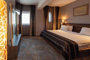 Minibar, in-room safe, desk, blackout curtains - Wyndham Cluj (Cluj-Napoca)