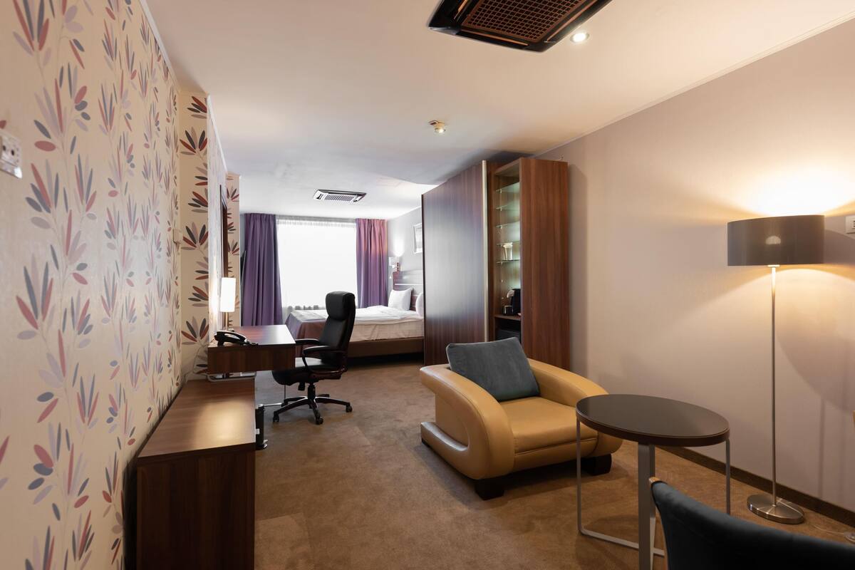 Suite, 2 soverom | Minibar, safe på rommet, skrivebord og blendingsgardiner