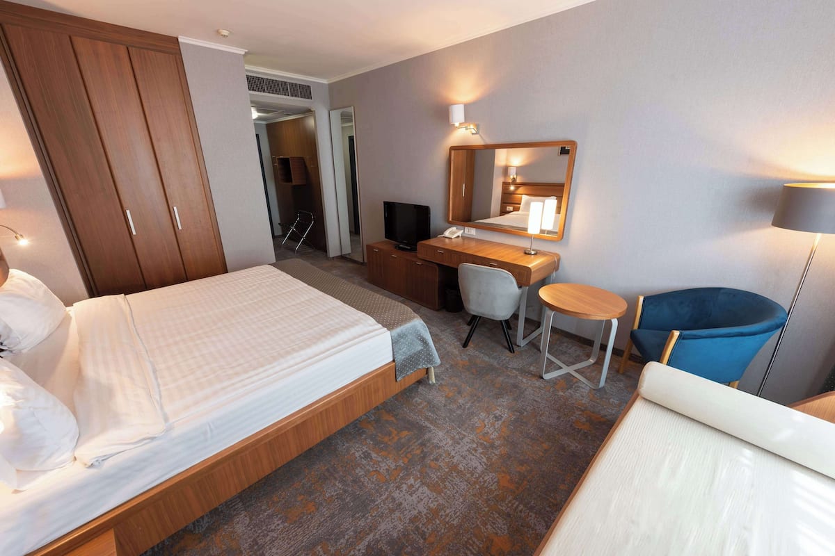 Deluxe Room (Premium) | Minibar, in-room safe, desk, blackout drapes