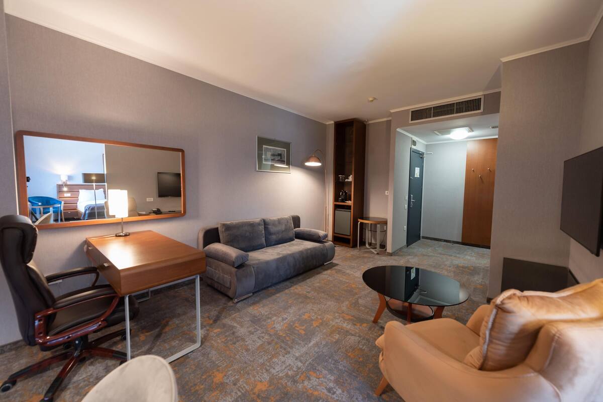 Minibar, safe på rommet, skrivebord og blendingsgardiner