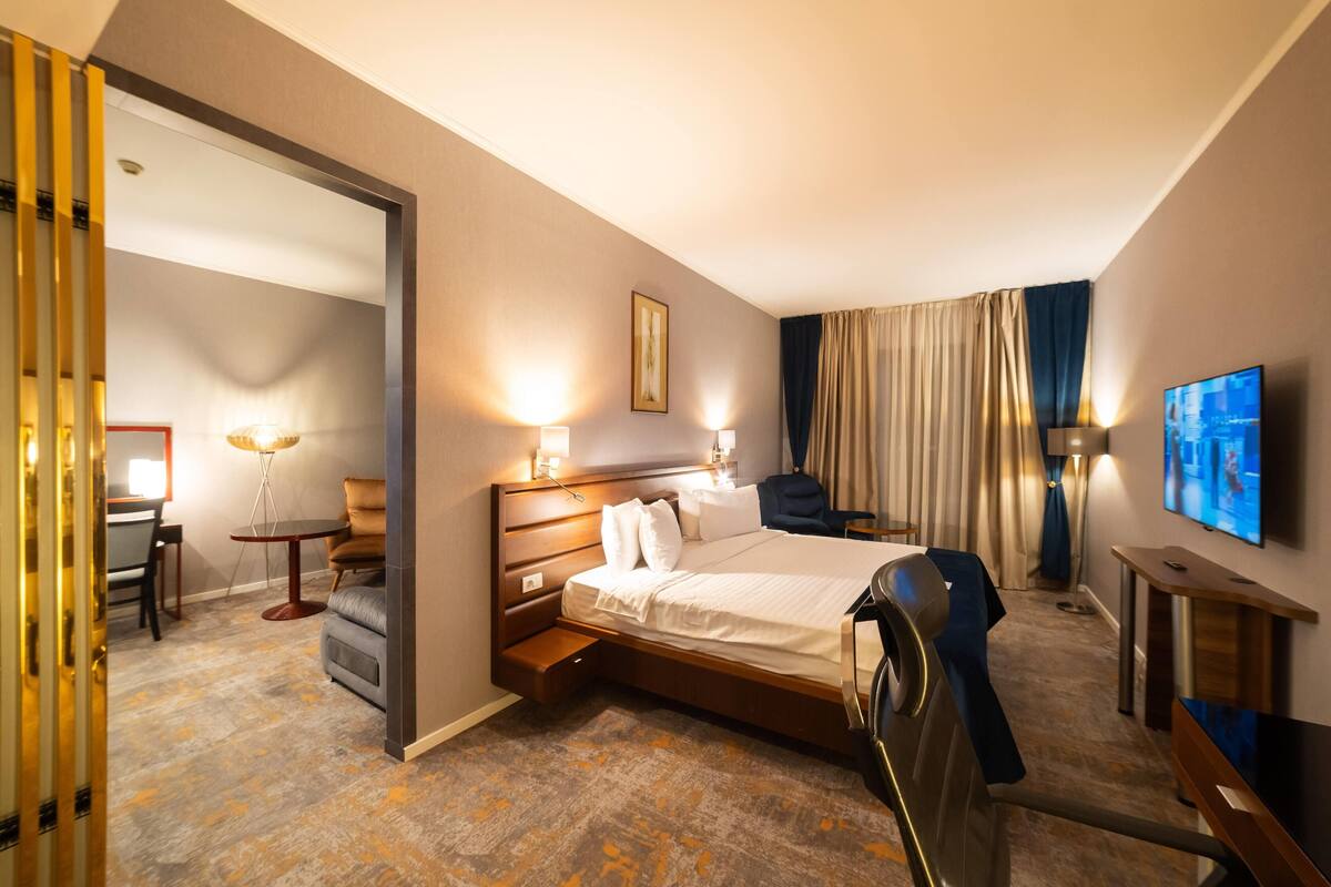 Suite – executive (Premium Deluxe, Belle View) | Minibar, safe på rommet, skrivebord og blendingsgardiner