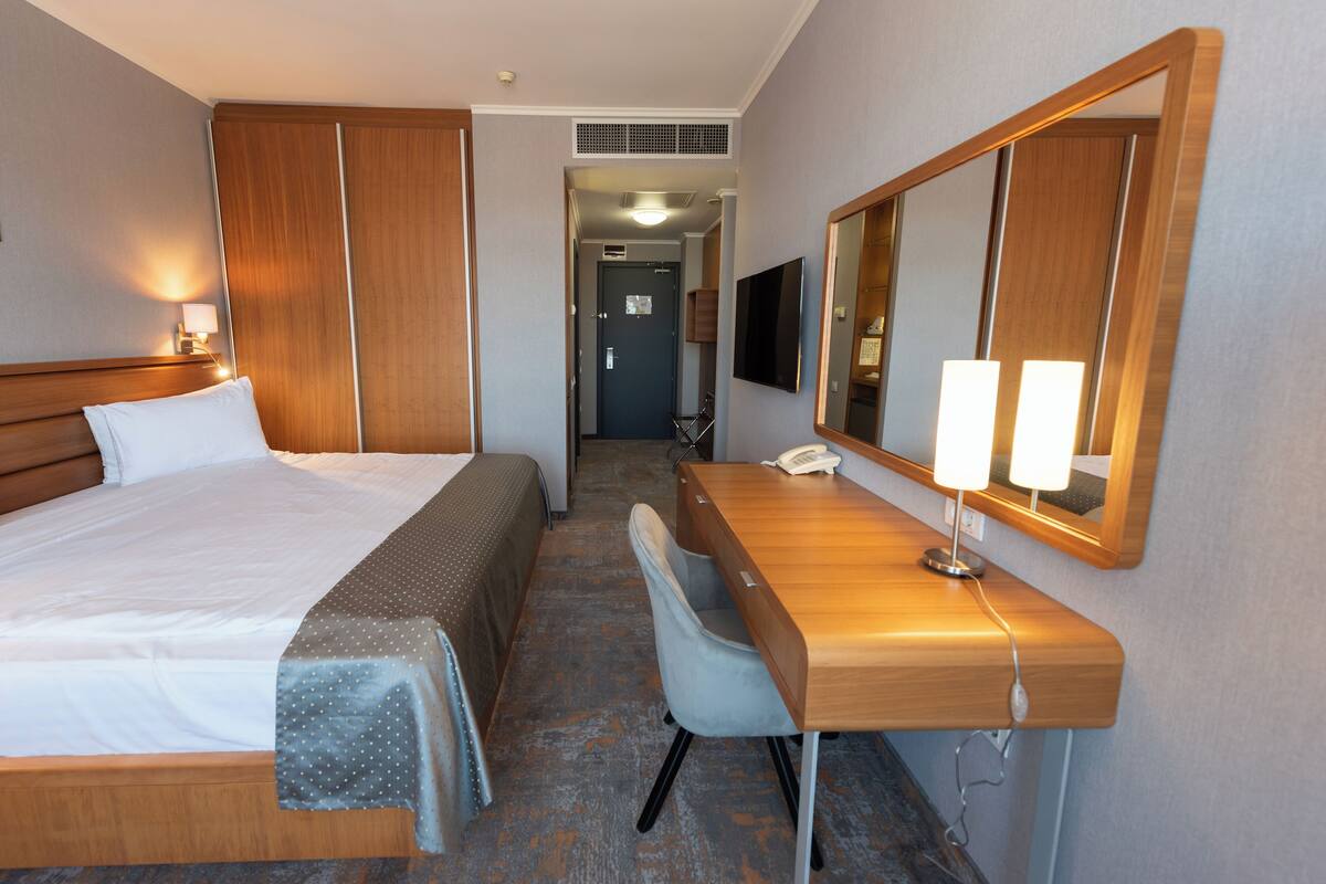 Minibar, safe på rommet, skrivebord og blendingsgardiner