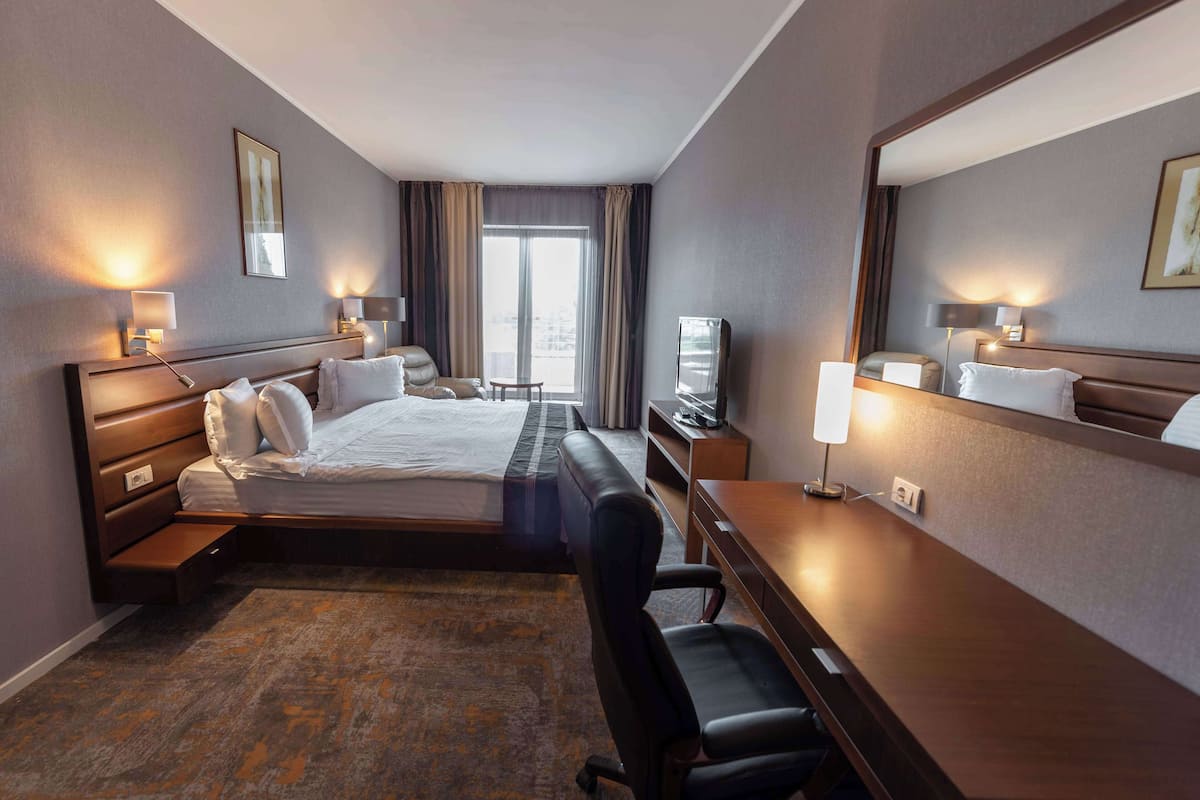 Minibar, in-room safe, desk, blackout drapes