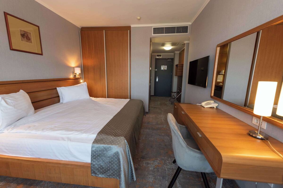 Minibar, safe på rommet, skrivebord og blendingsgardiner