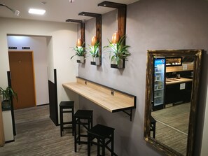 Geladeira grande, micro-ondas, lava-louças, cafeteira/chaleira