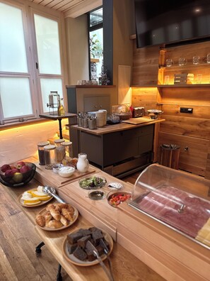 Petit déjeuner buffet servi tous les jours en supplément