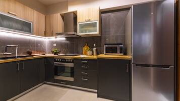 Villa Deluxe, 2 camere da letto, piscina privata, vista piscina | Cucina privata | Seggiolone, pentole/stoviglie/utensili, tavolo da pranzo