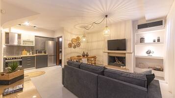 Villa Deluxe, 2 camere da letto, piscina privata, vista piscina | Soggiorno | Smart TV 42 pollici con canali satellitari, TV, Netflix