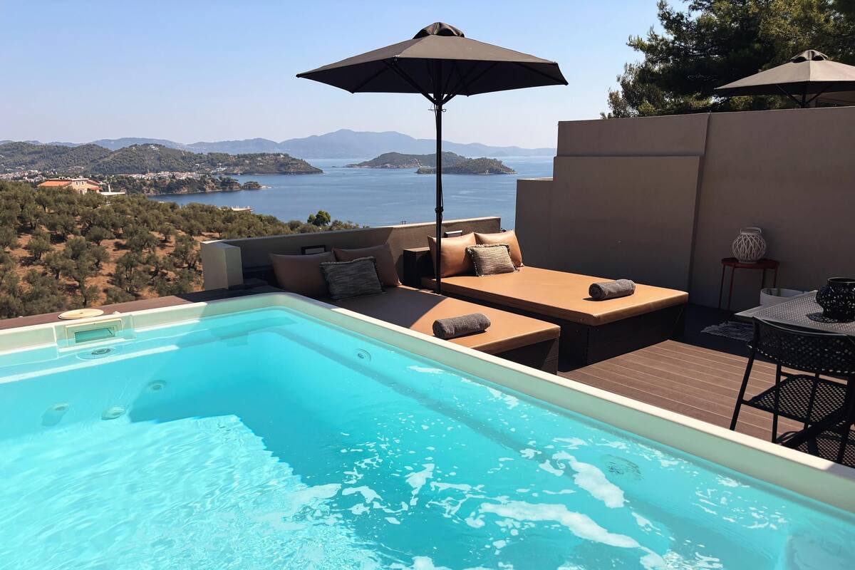 Luxury Apartment, 2 Bedrooms, Private Pool, Sea View | Hypo-allergenic bedding available, in-room safe, laptop workspace