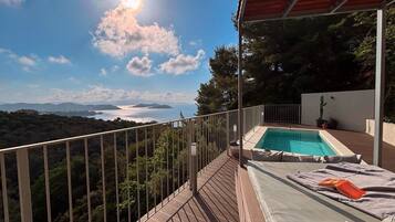 Superior Studio Suite, 1 Bedroom, Sea View | Hypo-allergenic bedding, in-room safe, individually decorated