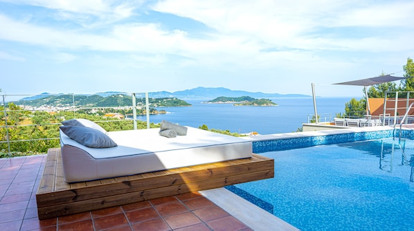 Villa Deluxe, 2 chambres, piscine privée, vue piscine | Vue depuis le balcon