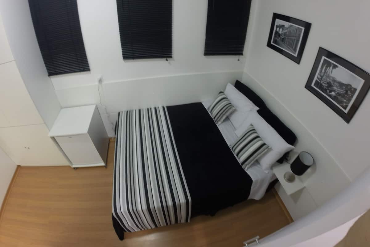 Suite familiar | Caja de seguridad en la habitación y cortinas blackout